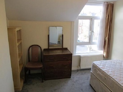 Spacious single bedroom to let in Stamford Hill, N16 bills inclusive.